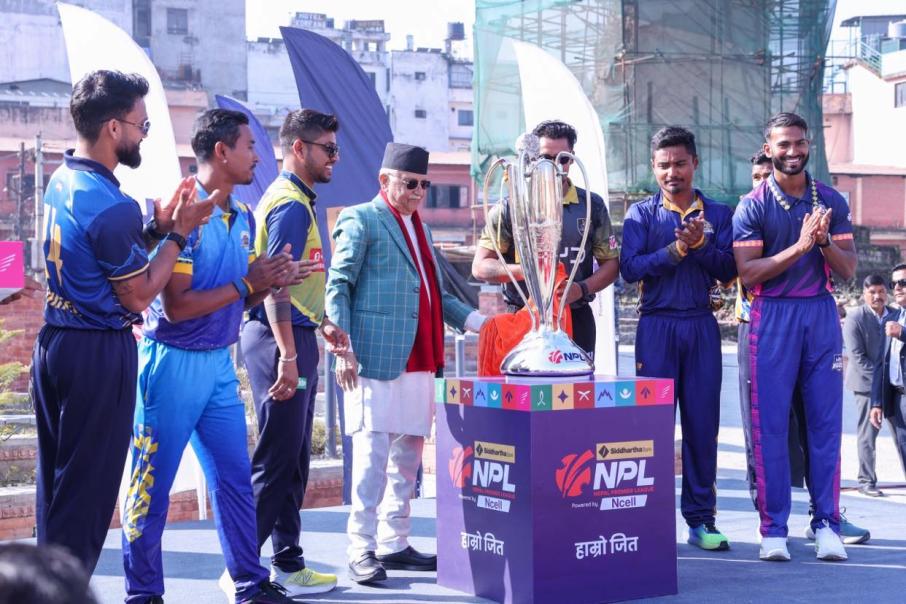 एनपिएलको ट्रफी धरहराबाट अनावरण, नेपालीले चान्स पाएपछि गर्छः प्रधानमन्त्री